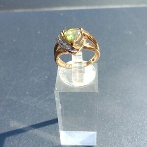 10kt yellow gold and peridot ring
